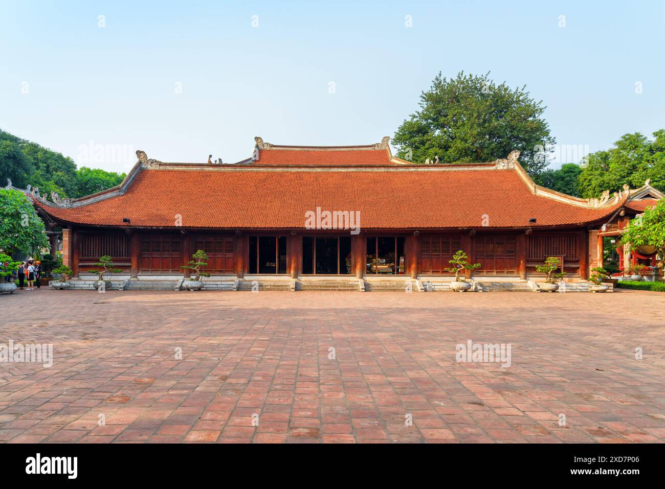 Hanoi, Vietnam - 18. April 2019: Wunderbarer Blick auf den Tempel der Literatur. Traditionelles chinesisches Holzgebäude mit Ziegeldach. Stockfoto