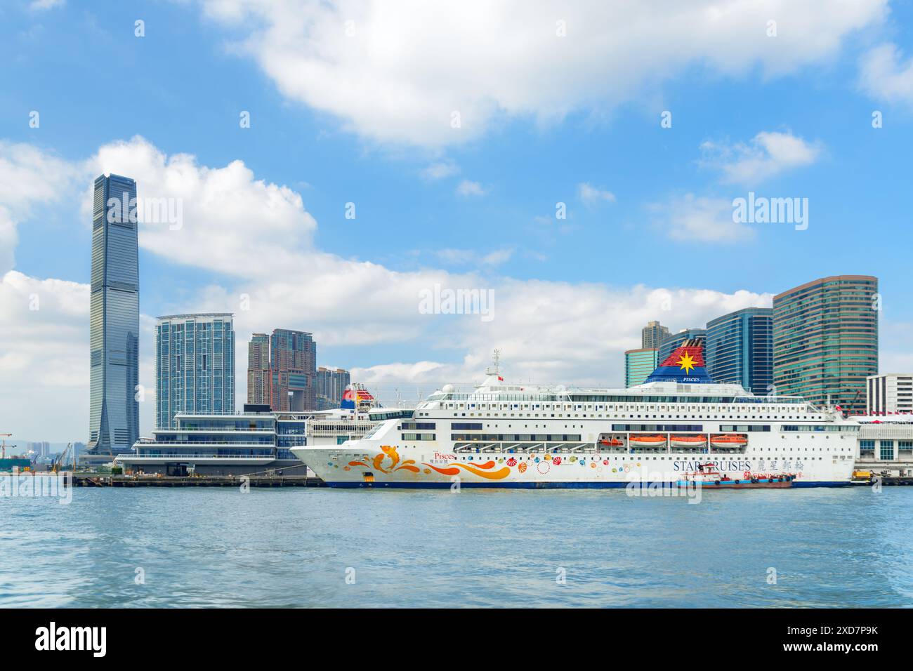 Hongkong - 20. Oktober 2017: Kreuzfahrtschiff im Victoria Harbor. Hongkong ist ein beliebtes Touristenziel Asiens. Stockfoto