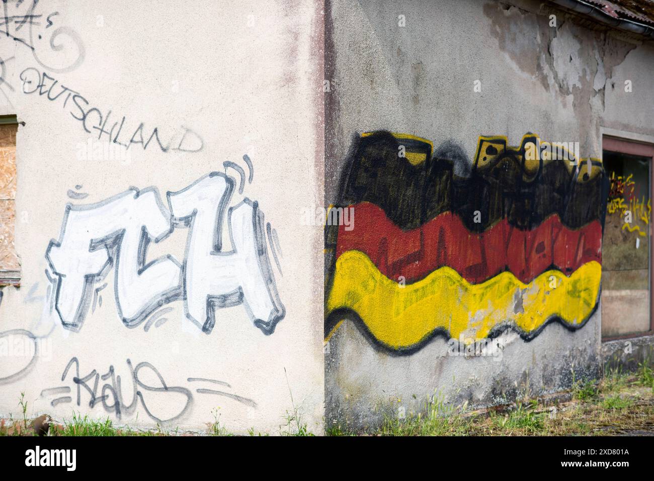 Eine Hausruine mit einer angemalten Deutschlandfahne an der Fassade steht an einer Bundesstraße in Vorpommern. Anklam *** Eine Ruine mit gemalter deutscher Flagge an der Fassade steht an einer Hauptstraße in Anklam, Vorpommern Copyright: FrankxHormannx/xnordlicht Stockfoto