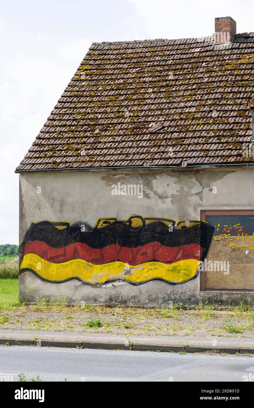 Eine Hausruine mit einer angemalten Deutschlandfahne an der Fassade steht an einer Bundesstraße in Vorpommern. Anklam *** Eine Ruine mit gemalter deutscher Flagge an der Fassade steht an einer Hauptstraße in Anklam, Vorpommern Copyright: FrankxHormannx/xnordlicht Stockfoto