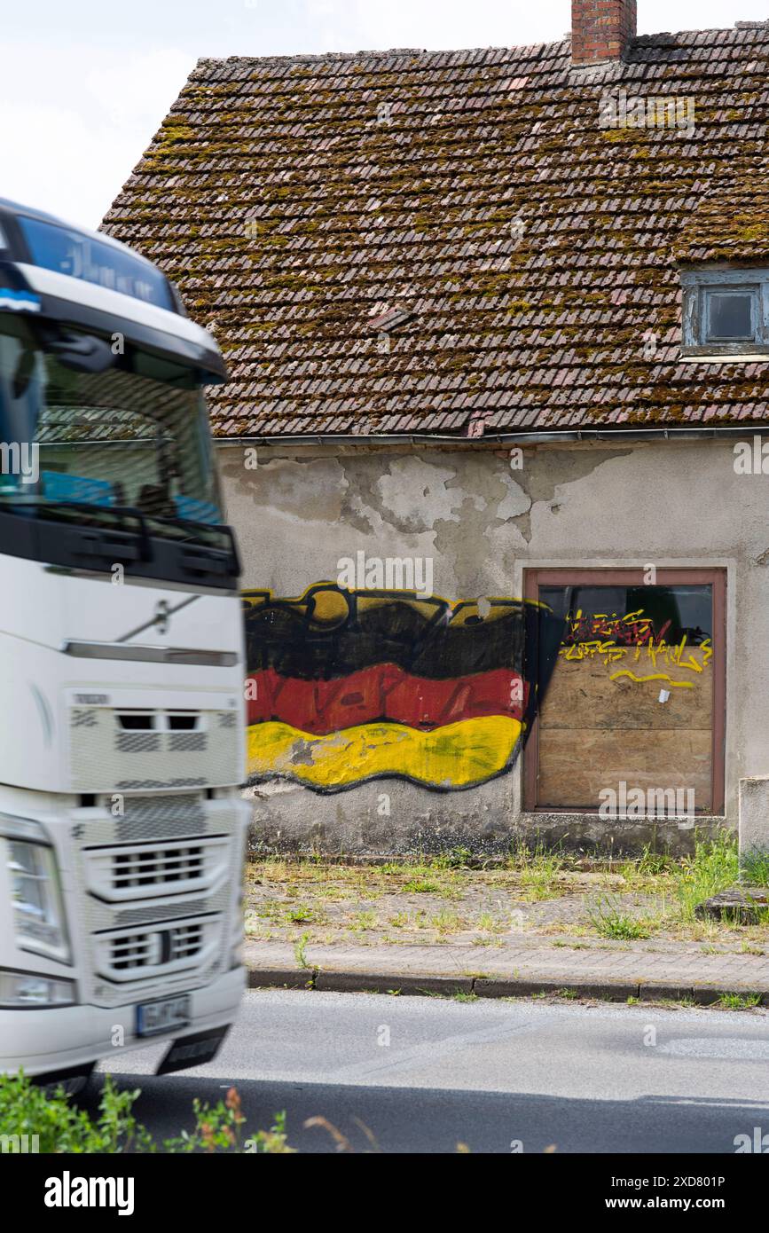 Eine Hausruine mit einer angemalten Deutschlandfahne an der Fassade steht an einer Bundesstraße in Vorpommern. Anklam *** Eine Ruine mit gemalter deutscher Flagge an der Fassade steht an einer Hauptstraße in Anklam, Vorpommern Copyright: FrankxHormannx/xnordlicht Stockfoto