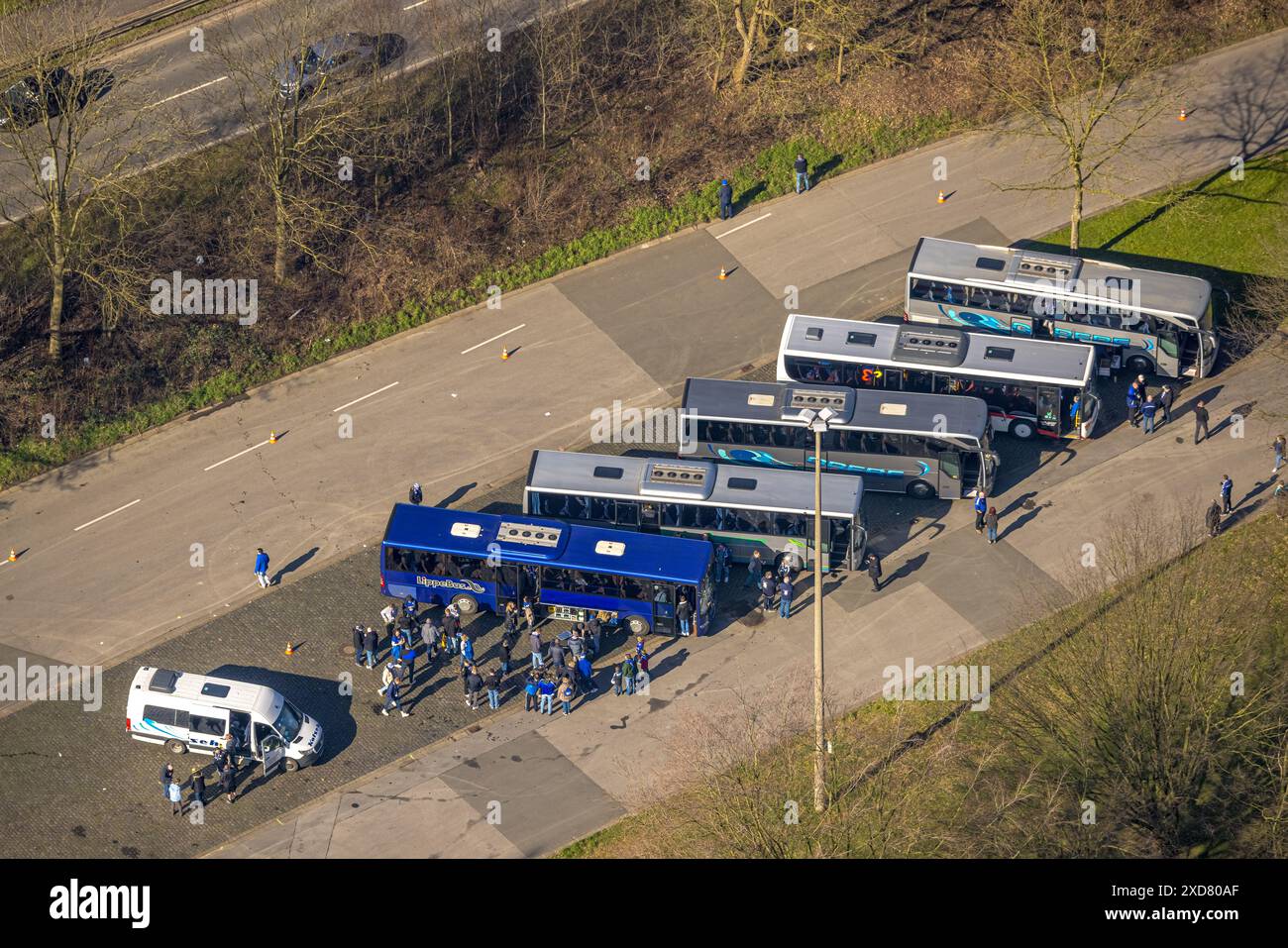 Luftaufnahme, Reisebusse mit Schülern und Schalke-Fans, Erle, Gelsenkirchen, Ruhrgebiet, Nordrhein-Westfalen, Deutschland Stockfoto