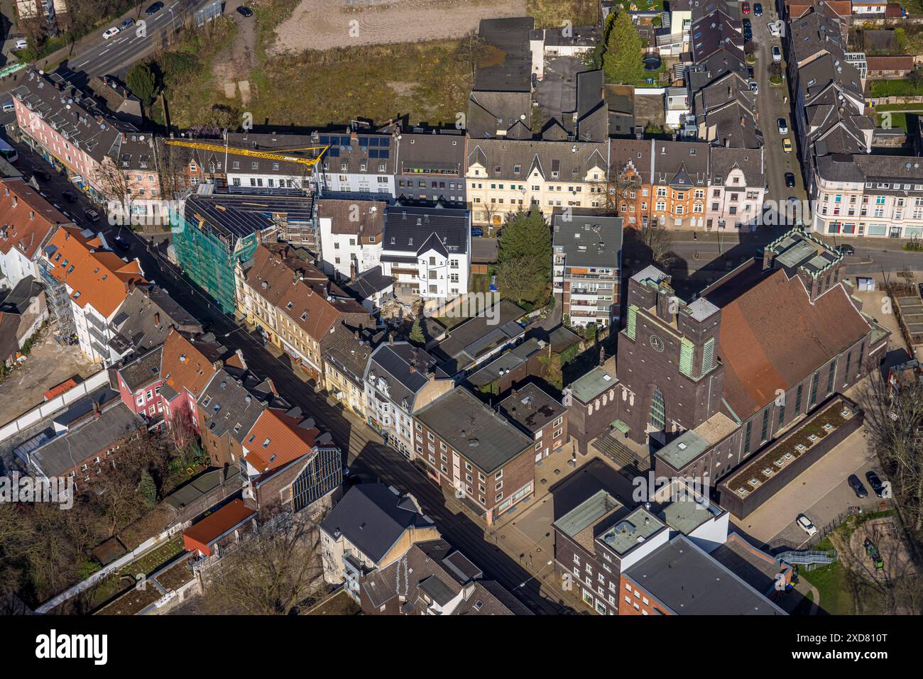 Luftaufnahme, ehemalige Heilig-Kreuz-Kirche, Umbau zum Veranstaltungsort, Wohngebiet mit Mehrfamilienhäusern, Baustelle am Haus, Ückendo Stockfoto