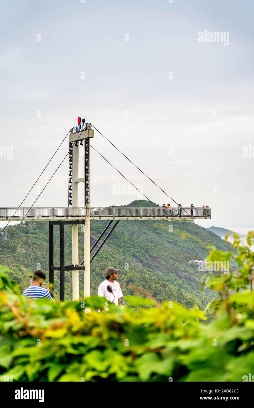 Kerala größte wunderschöne Glasbrücke in Mini Ooty, Malappuram, (Arimbra mala) 16. Juni 2024, Kerala, Indien. Stockfoto