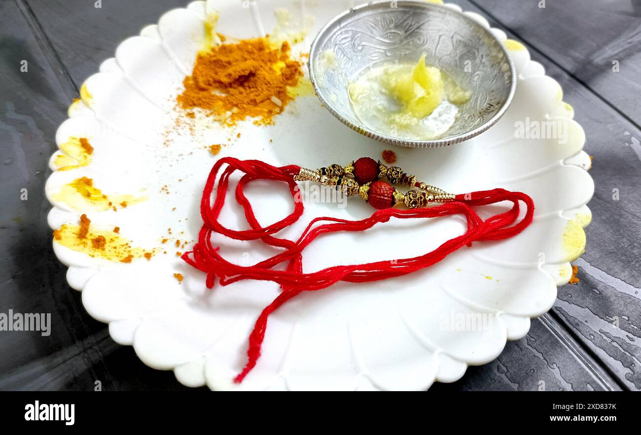 Traditionelles Rakhi Thali, raksha Bandhan oder Rakshabandhan das indische Festival Stockfoto