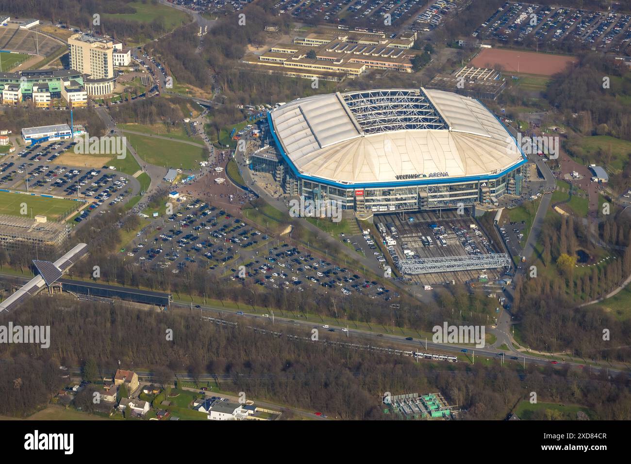 Luftaufnahme, Veltins-Arena Bundesliga Stadion des FC Schalke 04 mit offenem Dach und voll befüllten Parkplätzen, Fußballfans im Stadion, Berger Feld, Erle, Stockfoto