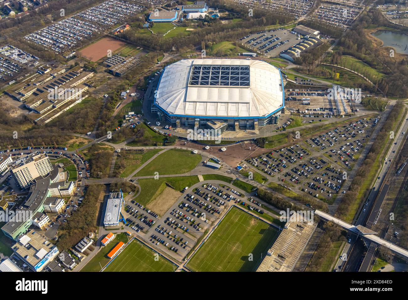 Luftaufnahme, Veltins-Arena Bundesliga Stadion des FC Schalke 04 mit offenem Dach und voll befüllten Parkplätzen, Fußballfans im Stadion, Berger Feld, Erle, Stockfoto