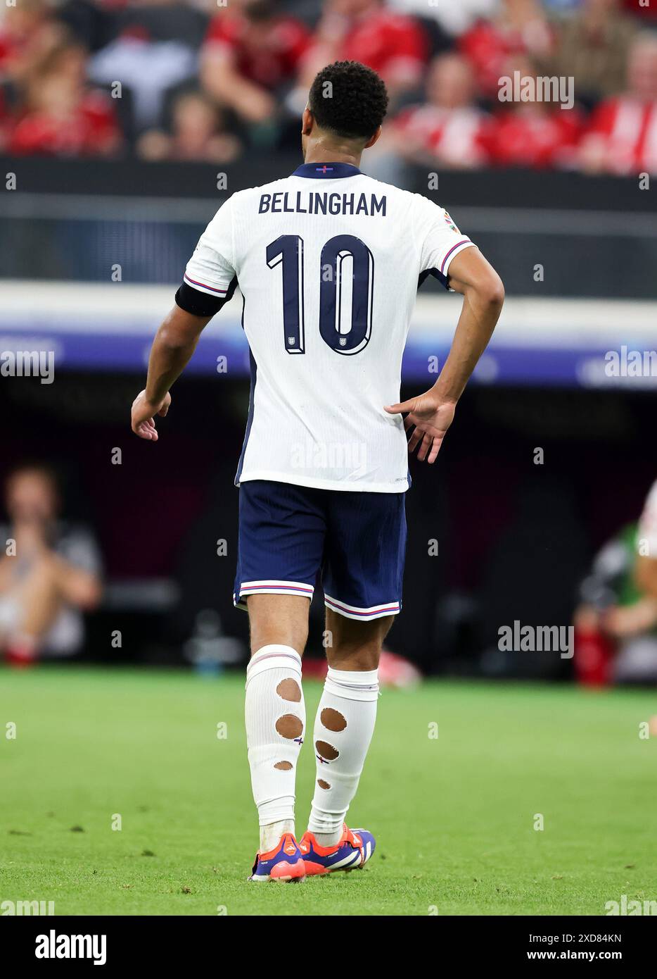 FRANKFURT AM MAIN – 20. JUNI: Ein Blick von hinten auf Jude Bellingham von England mit Löchern aus den Socken beim Gruppenspiel der UEFA EURO 2024 zwischen Dänemark und England am 20. Juni 2024 in Frankfurt am Main. © diebilderwelt / Alamy Stock Stockfoto