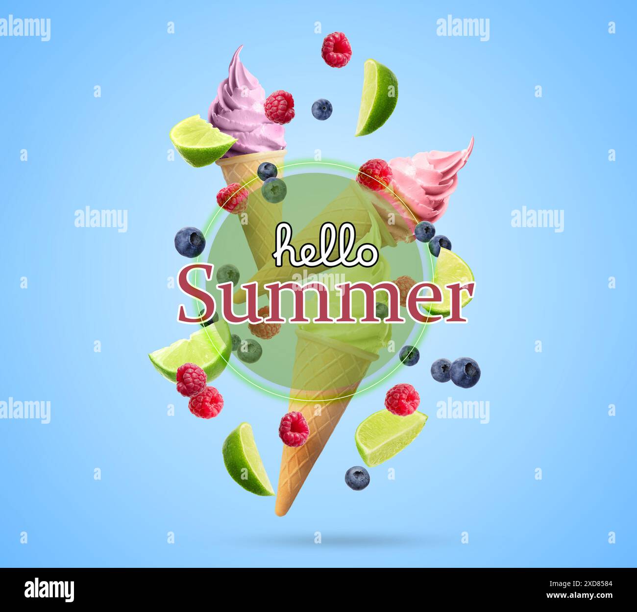 Hallo Sommer. Leckeres Eis in knusprigen Kegeln, Limettenscheiben und Beeren in der Luft auf hellblauem Hintergrund Stockfoto