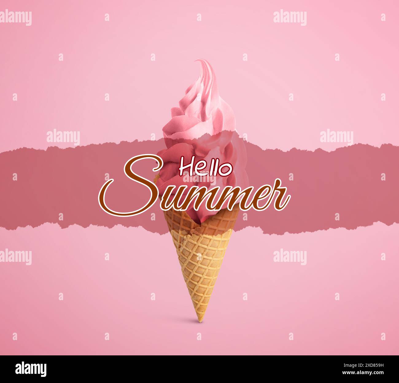 Hallo Sommer. Leckeres Eis in knusprigem Kegel auf rosa Hintergrund Stockfoto