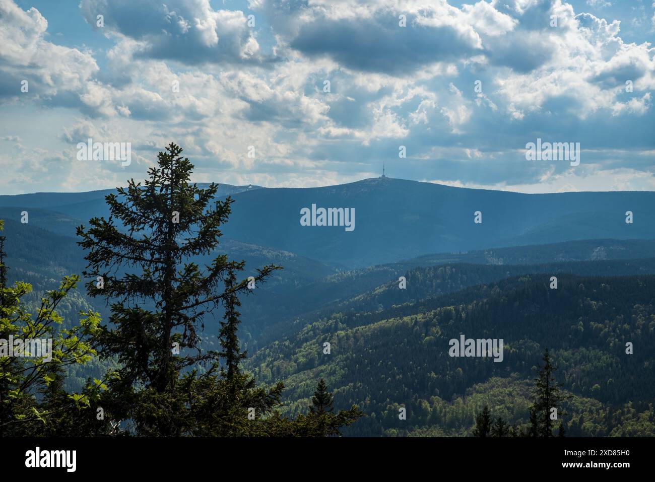 Blick vom Pytlak Hügel über Vrbno Pod Pradedem in Jeseniky Berge in Tschechien während des Frühlings teilweise bewölkter Nachmittag Stockfoto