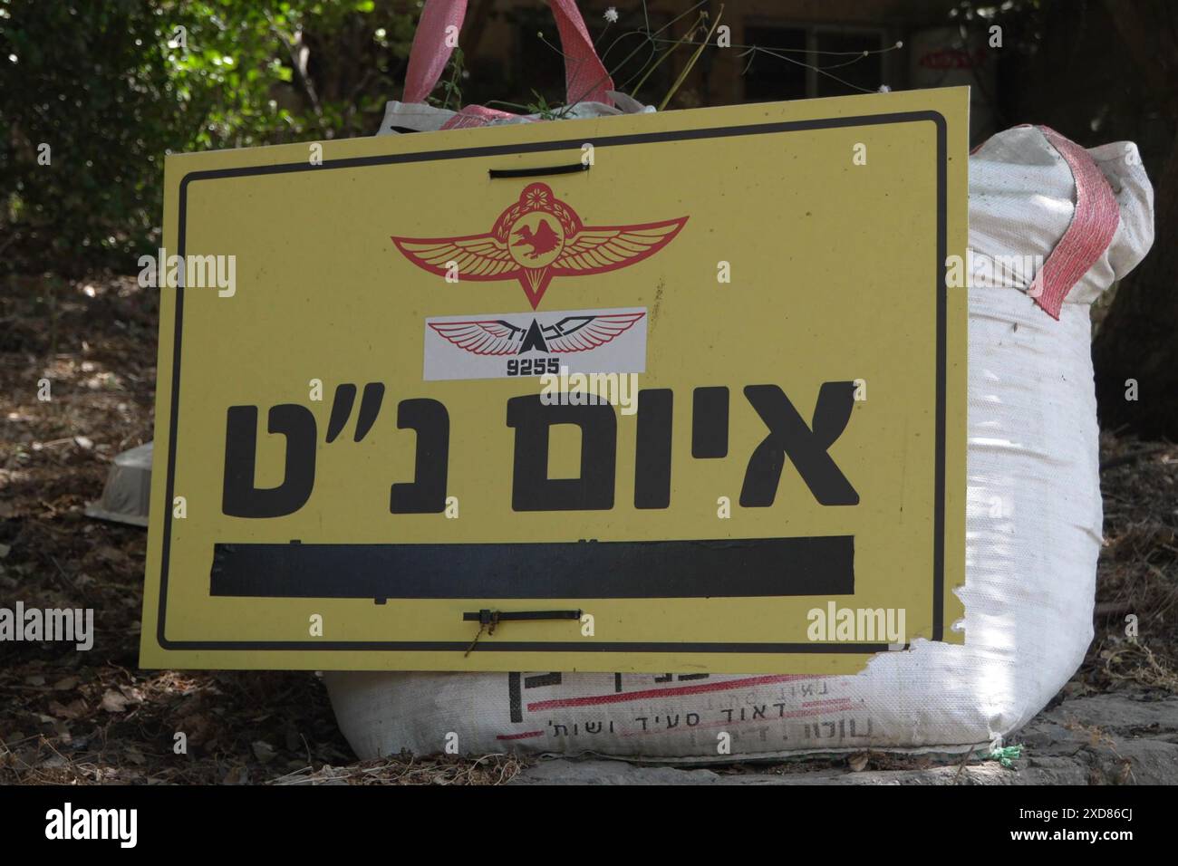 HANITA, ISRAEL - 19. JUNI: ein Schild warnt vor der Bedrohung durch Panzerabwehrraketen der Hisbollah, die im Kibbutz Hanita nahe der Grenze Israels zum Libanon aufgestellt wurden und seit Beginn des grenzüberschreitenden Feuers mit der militanten Hisbollah-Gruppe nach den Angriffen palästinensischer Militante vom 7. Oktober aus dem Gazastreifen am 19. Juni von ihren Bewohnern evakuiert wurden; 2024 in Hanita, Israel. Seit Beginn der Feindseligkeiten mit der Hisbollah im Oktober wurden etwa 60.000 Einwohner aus dem Norden Israels evakuiert. Stockfoto