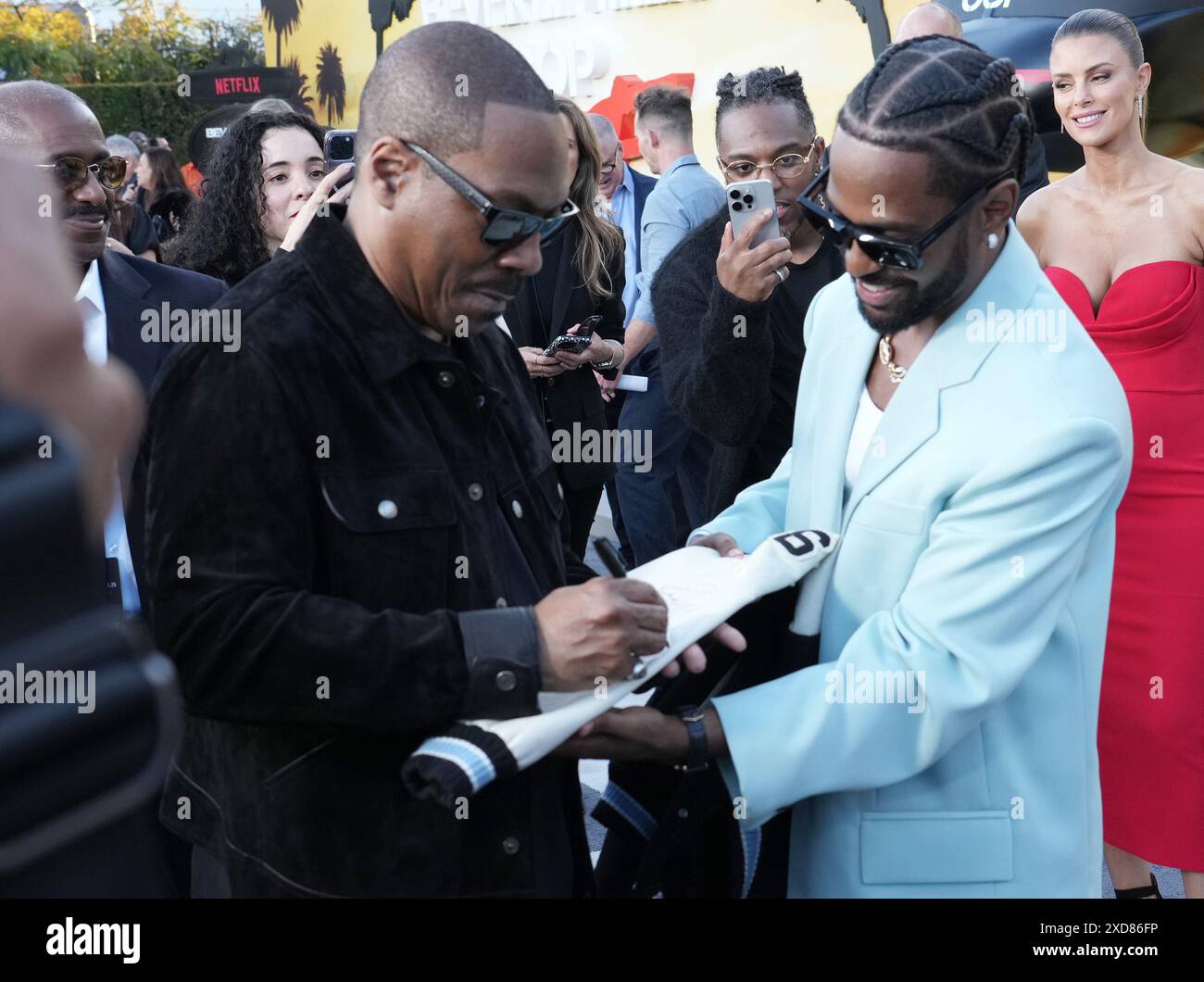 Los Angeles, USA. Juni 2024. (L-R) Eddie Murphy unterzeichnet Big Sean's Jacket bei den BEVERLY HILLS COP: AXEL F World Premiere im Wallis Annenberg Center for the Performing Arts in Beverly Hills, KALIFORNIEN am Donnerstag, den 20. Juni 2024. (Foto: Sthanlee B. Mirador/SIPA USA) Credit: SIPA USA/Alamy Live News Stockfoto