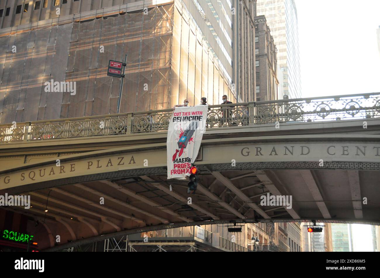 Pro-palästinensische Demonstranten auf einer Überführung lassen ein Banner fallen, das eine Meinung zum Ausdruck bringt. Pro-palästinensische Demonstranten versammelten sich vor der New York Public Library in Manhattan, New York City, und forderten Maersk, die Schifffahrt- und Logistikfirma, auf, den Transport von Waffen nach Israel während des Krieges in Gaza einzustellen. Palästinensische Demonstranten marschierten dann zu Maersks Büro, wo sie sich weiter versammelten. Im andauernden Israel-Hamas-Krieg rücken die israelischen Streitkräfte in Rafah weiter vor. Seit dem Beginn des Israel-Hamas-Krieges am 7. Oktober 2023 sagte das gesundheitsministerium von Gaza mehr als 37.000 Menschen Stockfoto