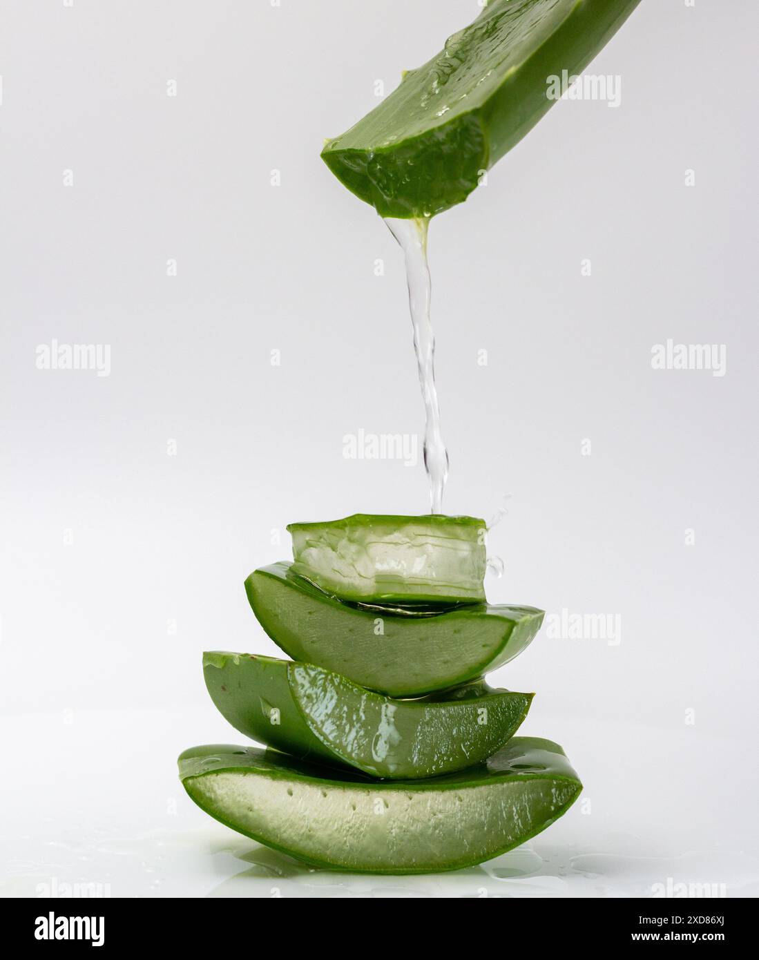 Tropfender Saft aus geschnittenem Aloe-Vera-Blatt auf Holzbrett.  Geschnittene Aloe-Vera-Bltter mit transparenten Geltropfen aus der Nhe.  Bestandteil gesunder Lebensmittel Stockfotografie - Alamy
