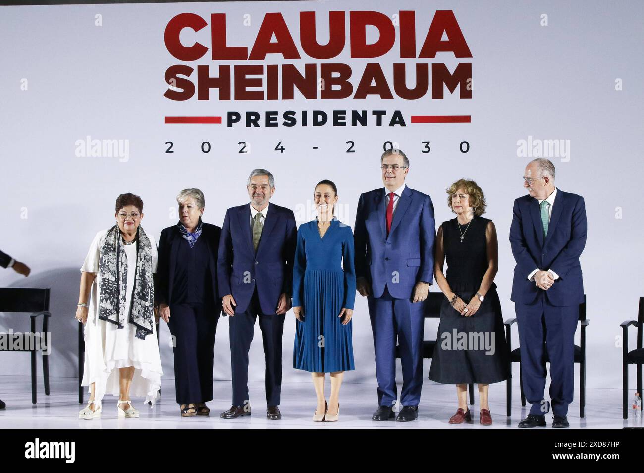 Claudia Sheinbaum präsentiert ihr Regierungskabinett L-R mexikanische Rechtsanwältin Ernestina Godoy Ramos als Rechtsberaterin, Alicia Barcena Ibarra als Sekretärin für Umwelt und natürliche Ressourcen, Juan Ramon de la Fuente als Außenminister Mexikos, die neue Präsidentin Mexikos, Claudia Sheinbaum Pardo, Marcelo Ebrard Casaubon als Wirtschaftssekretär, Rosaura Ruiz GutiÃ rrez als Sekretärin für Wissenschaft, Geisteswissenschaften, Technologie und Innovation und Julio BerdeguÃ Sacristan als Sekretärin für Landwirtschaft und ländliche Entwicklung posieren während der Präsentation des ersten Teils des neuen Kabinetts von Claudia S. Stockfoto