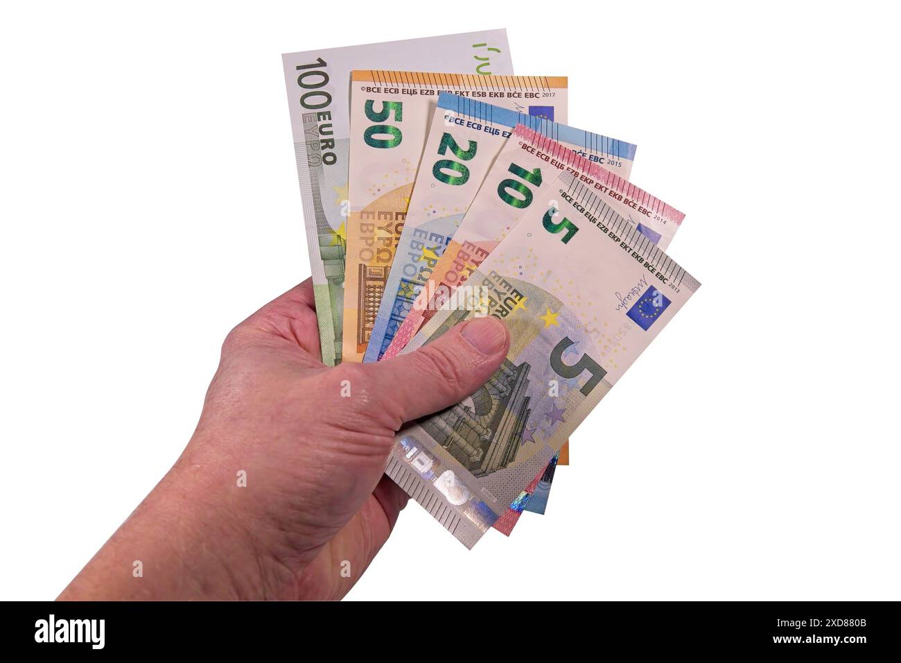 Nahaufnahme einer männlichen Hand, die Euro-Banknoten auf isoliertem weißem Hintergrund hält. Stockfoto