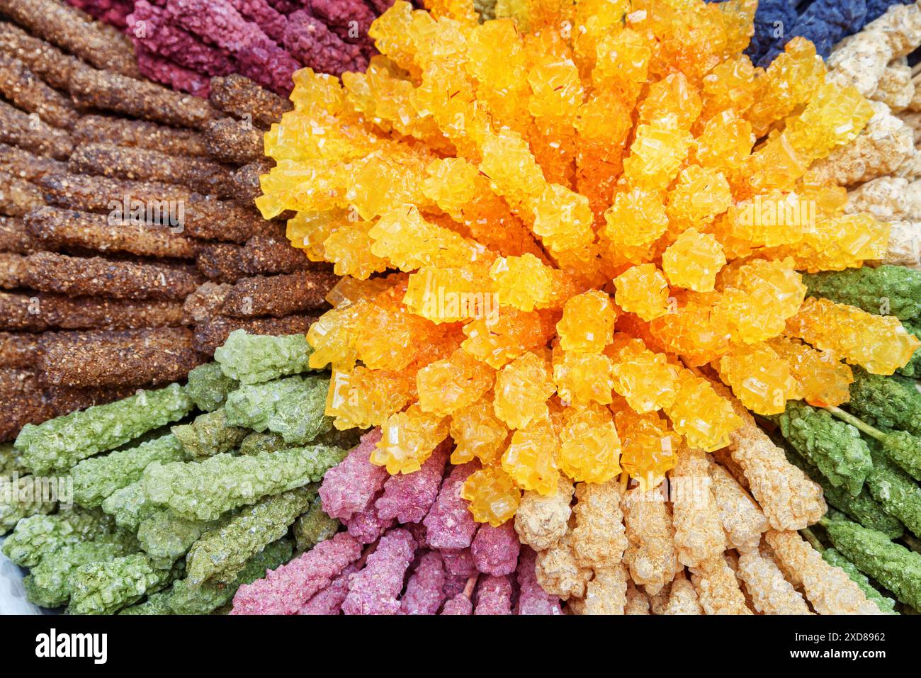 Blick von oben auf farbige Felsenbonbons. Traditioneller persischer kristallisierter Zucker in der Süßwarenhandlung von Isfahan, Iran. Stockfoto