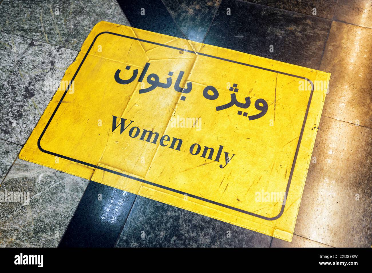 Nahaufnahme des Schilds für Zugwagen auf dem Boden der U-Bahn-Station Tajrish in Teheran, Iran. Stockfoto