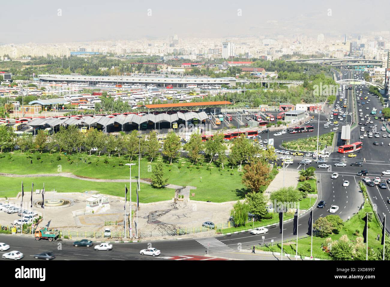 Aus der Vogelperspektive auf den Western Bus Terminal (Terminal-e-gharb) und den Mohammad Ali Jenah Expressway in Teheran, Iran. Fantastische Stadtlandschaft an sonnigen Tagen. Stockfoto