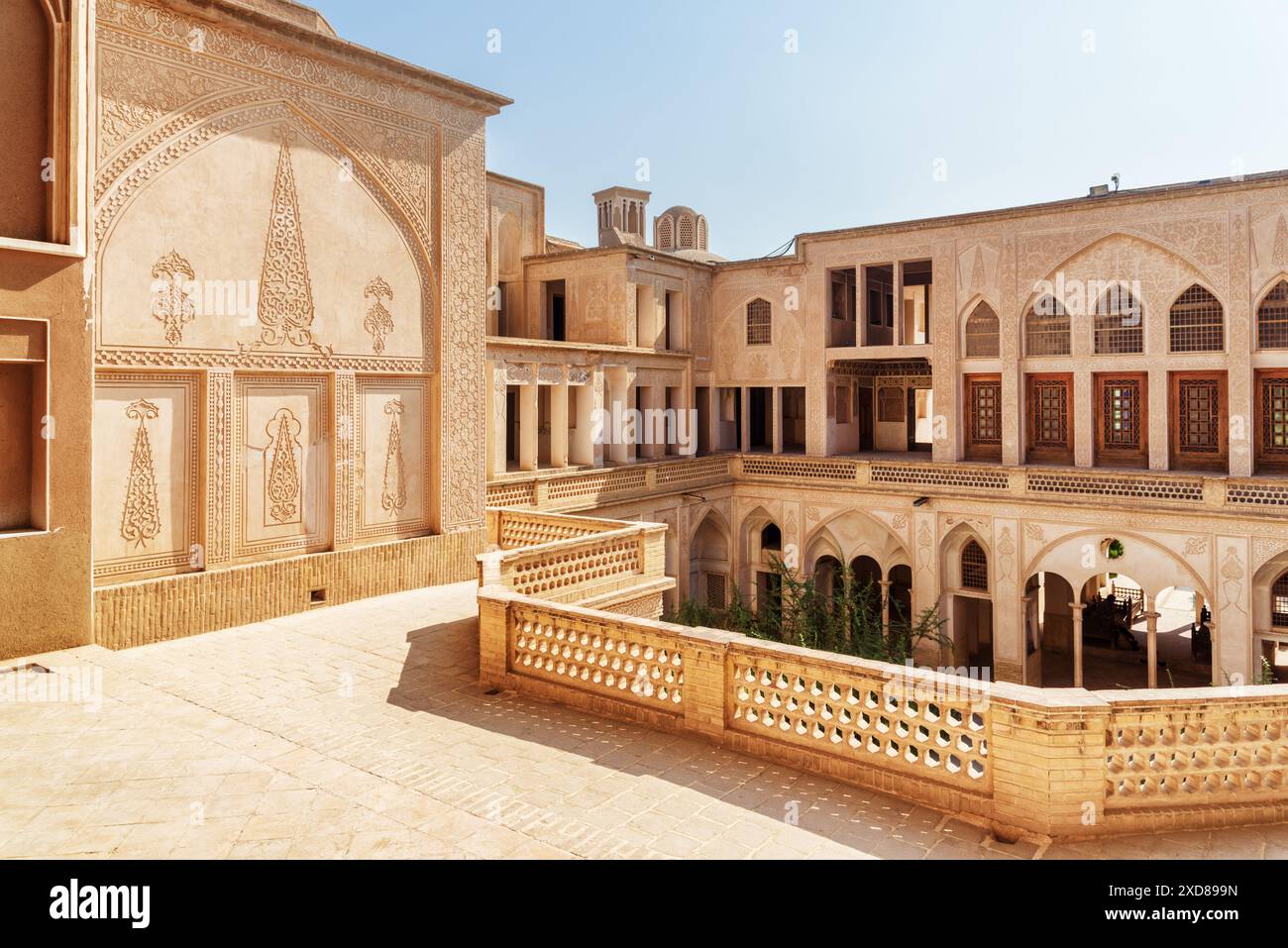 Wunderschöner Blick auf die obere Etage des Abbasi Historical House in Kashan, Iran. Malerische geschnitzte Wände. Traditionelle persische Architektur. Stockfoto