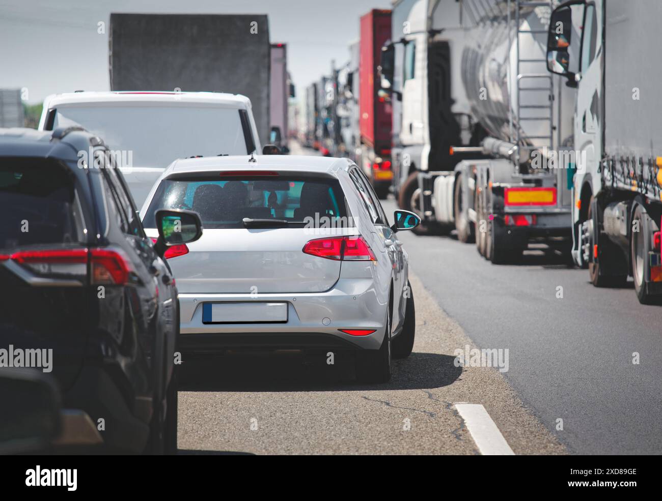 Autos und LKW im Stau auf der Autobahn Stockfoto