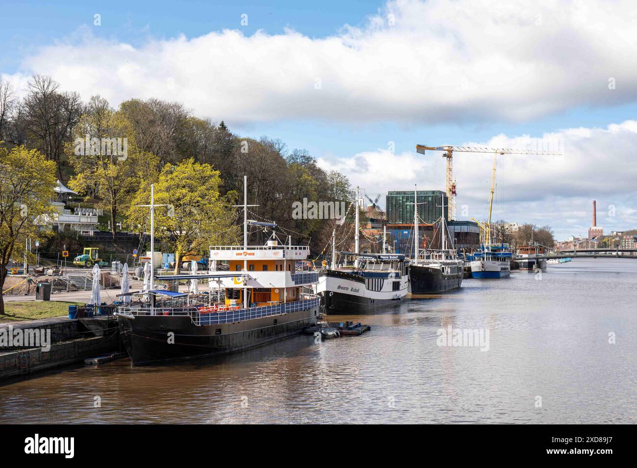 Die Restaurantschiffe M/S Donna und Svarte Rudolf liegen am Ufer des Flusses Aura in Turku, Finnland Stockfoto