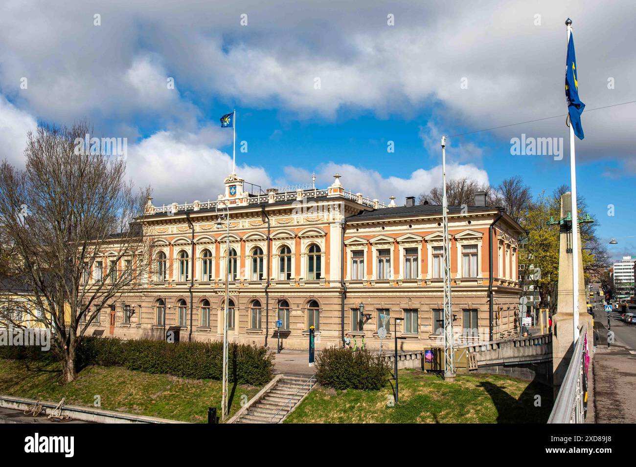 Das Rathaus von Turku, ein Gebäude aus der Neorenaissance, das 1810 fertiggestellt und 1883 renoviert wurde, befindet sich auf der Rückseite des Flusses Aura in Turku, Finnland Stockfoto Das Rathaus von Turku, ein Gebäude aus der Neorenaissance, das 1810 fertiggestellt und 1883 renoviert wurde, befindet sich auf der Rückseite des Flusses Aura in Turku, Finnland Stockfoto