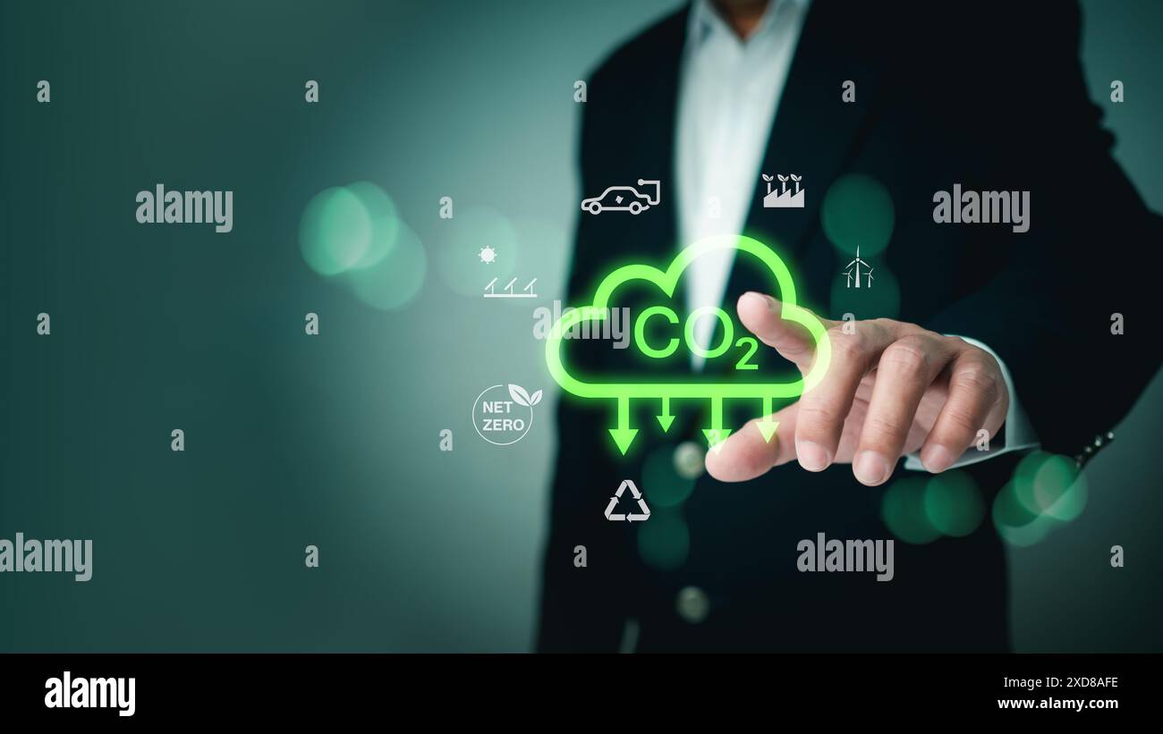 Geschäftsmann zeigt mit dem Finger auf das Symbol CO2-Reduktion für Umwelt, CO2-Bilanz und CO2-Kredite, um die globale Erwärmung durch das Klima zu begrenzen Stockfoto