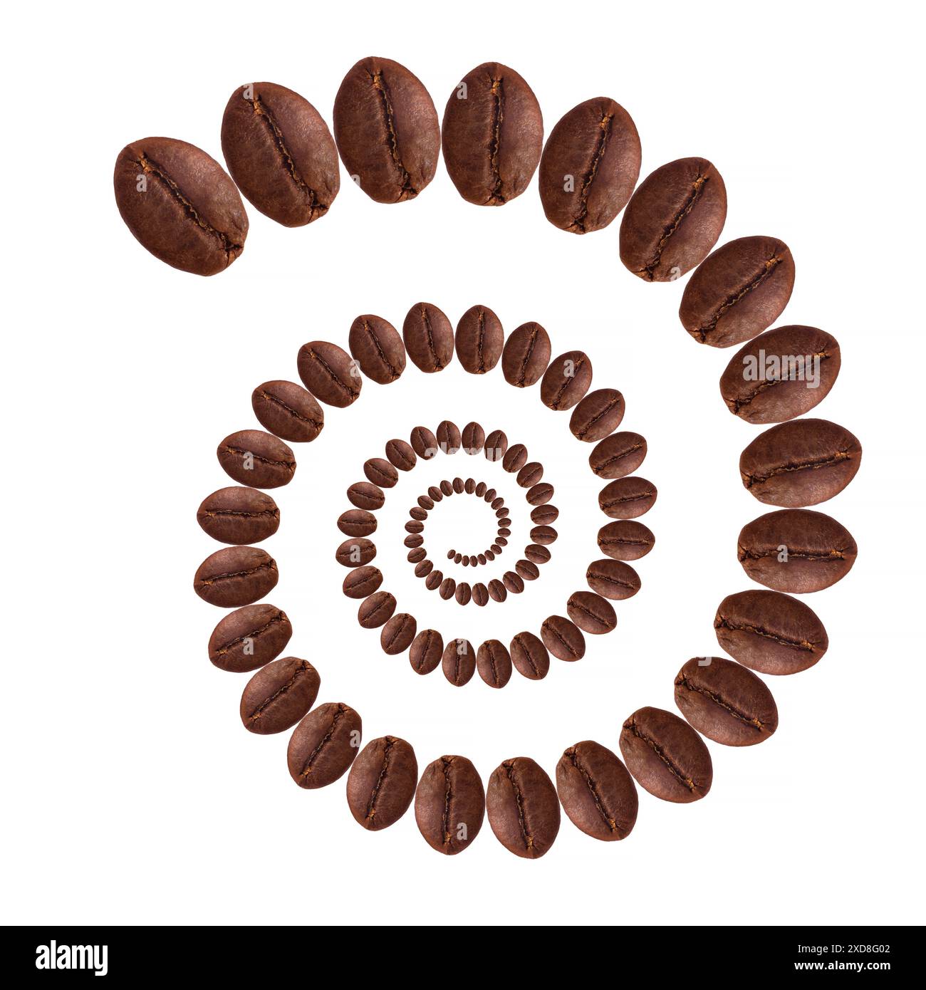 Abstrakte Spirale aus Kaffeebohnen und isoliert auf weißem Hintergrund Stockfoto