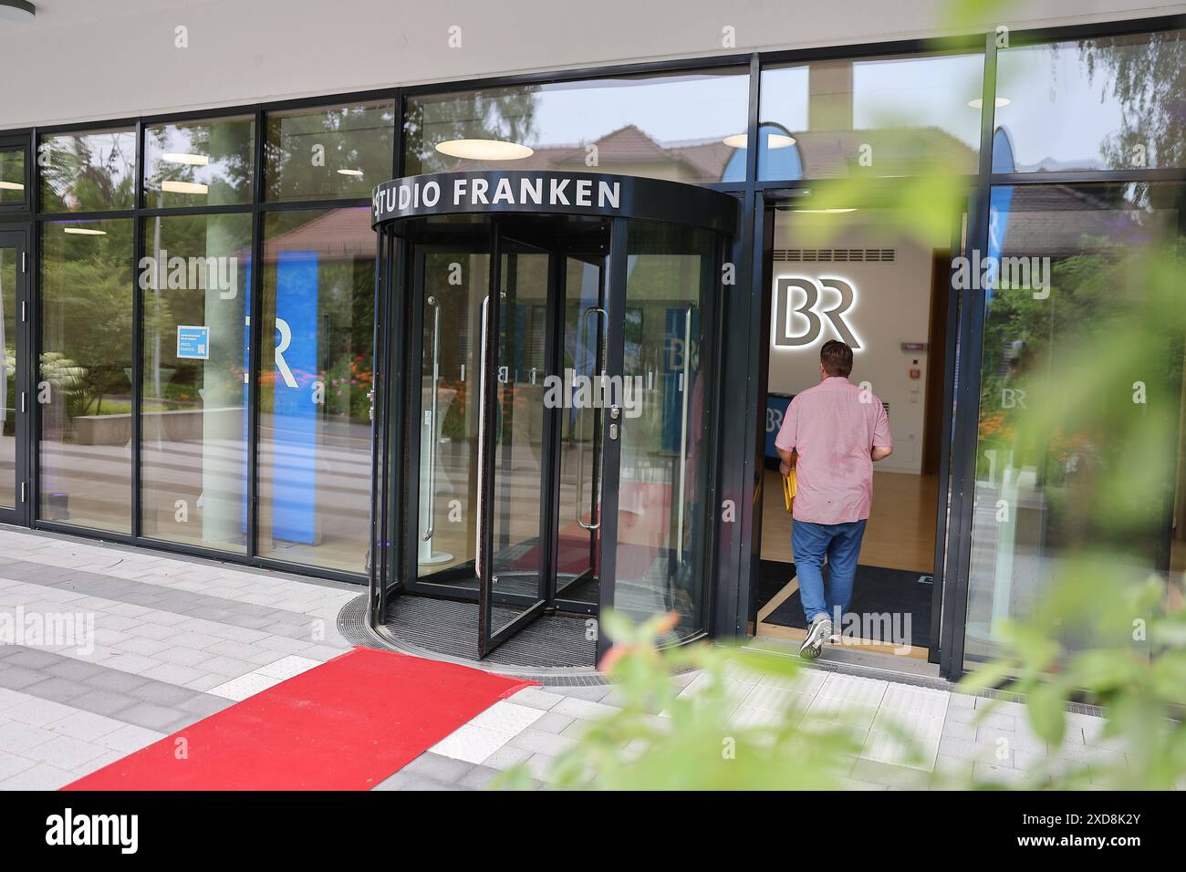 Nürnberg, Deutschland. Juni 2024. Ein Mitarbeiter des Bayerischen Rundfunks tritt in das Studio BR Franken ein. Darlegung: Daniel Löb/dpa/Alamy Live News Stockfoto