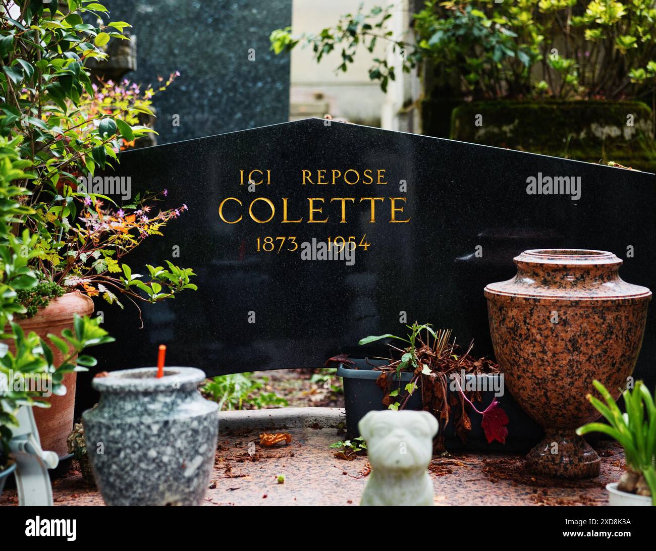 Grave of Colette (geb. Sidonie-Gabrielle Colette) französischer bisexueller Schriftsteller und Autor von Gigi, Pere Lachaise Cemetery, Paris, Frankreich Stockfoto
