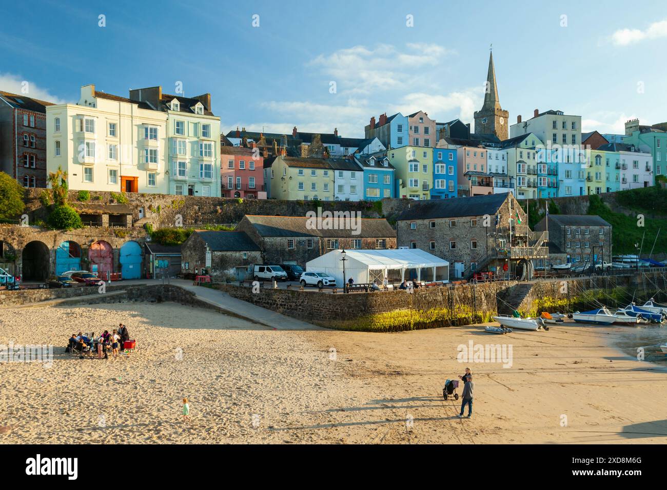 Sommernachmittag in Tenby Harbour, Pembrokeshire, Wales. Stockfoto