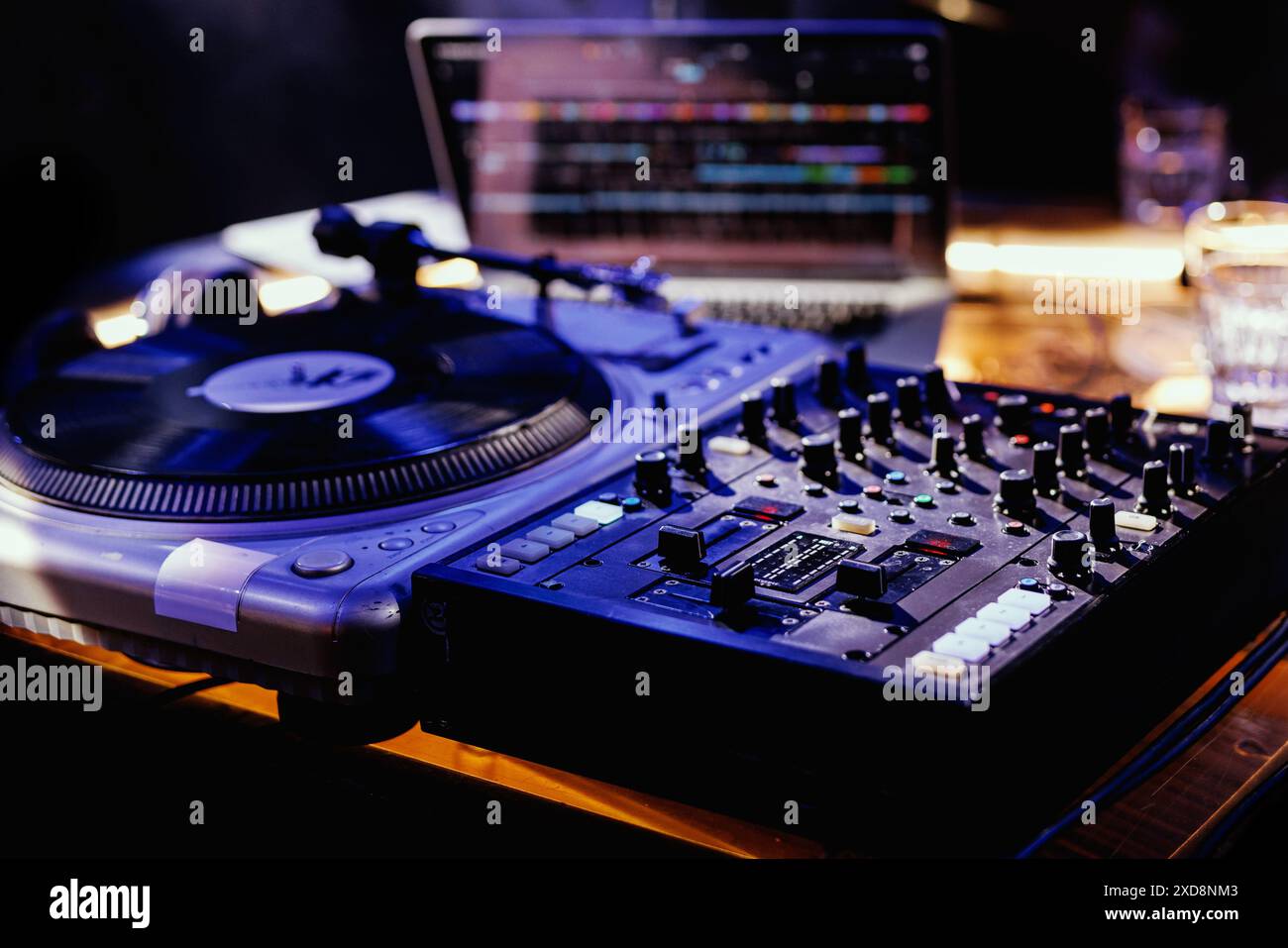 Club DJ, der Musik mischt. DJ dreht sich, mischt und kratzt in einem Nachtclub. Stockfoto