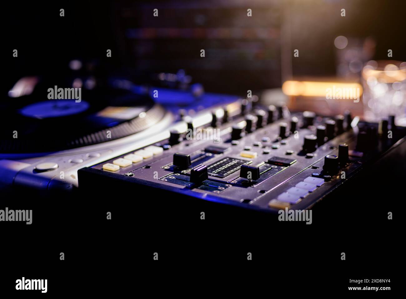 Club DJ, der Musik mischt. DJ dreht sich, mischt und kratzt in einem Nachtclub. Stockfoto