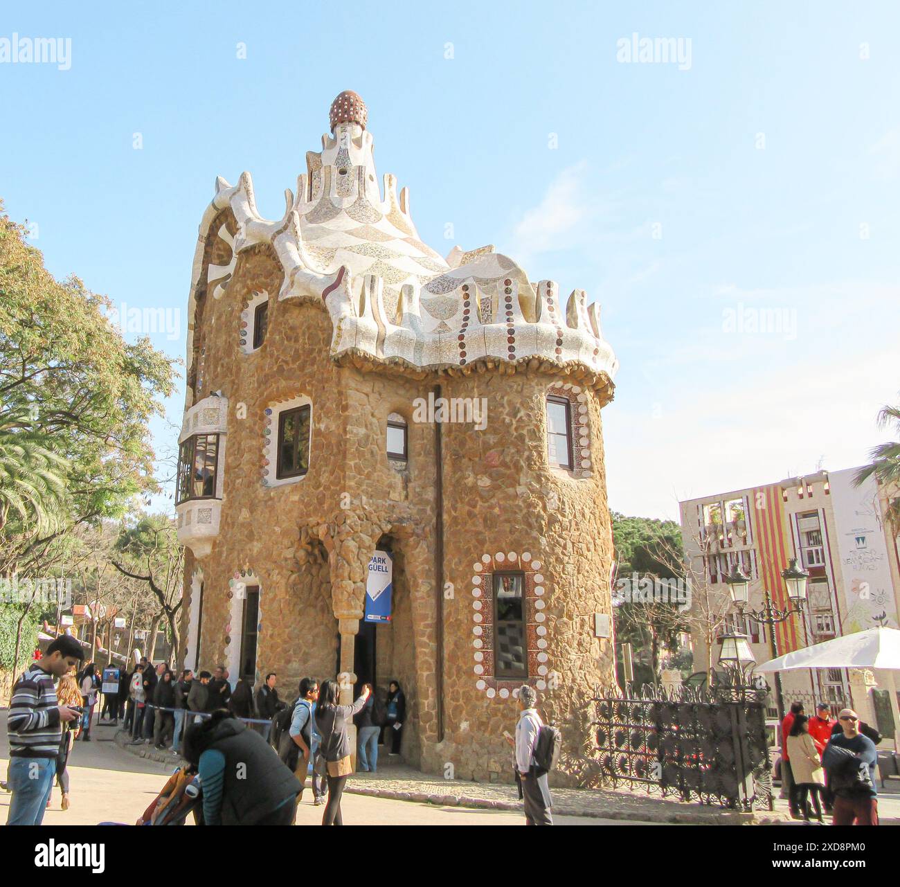 Gebäude im Gaudi-Stil im Park Güell, Barcelona, umgeben von Touristen Stockfoto