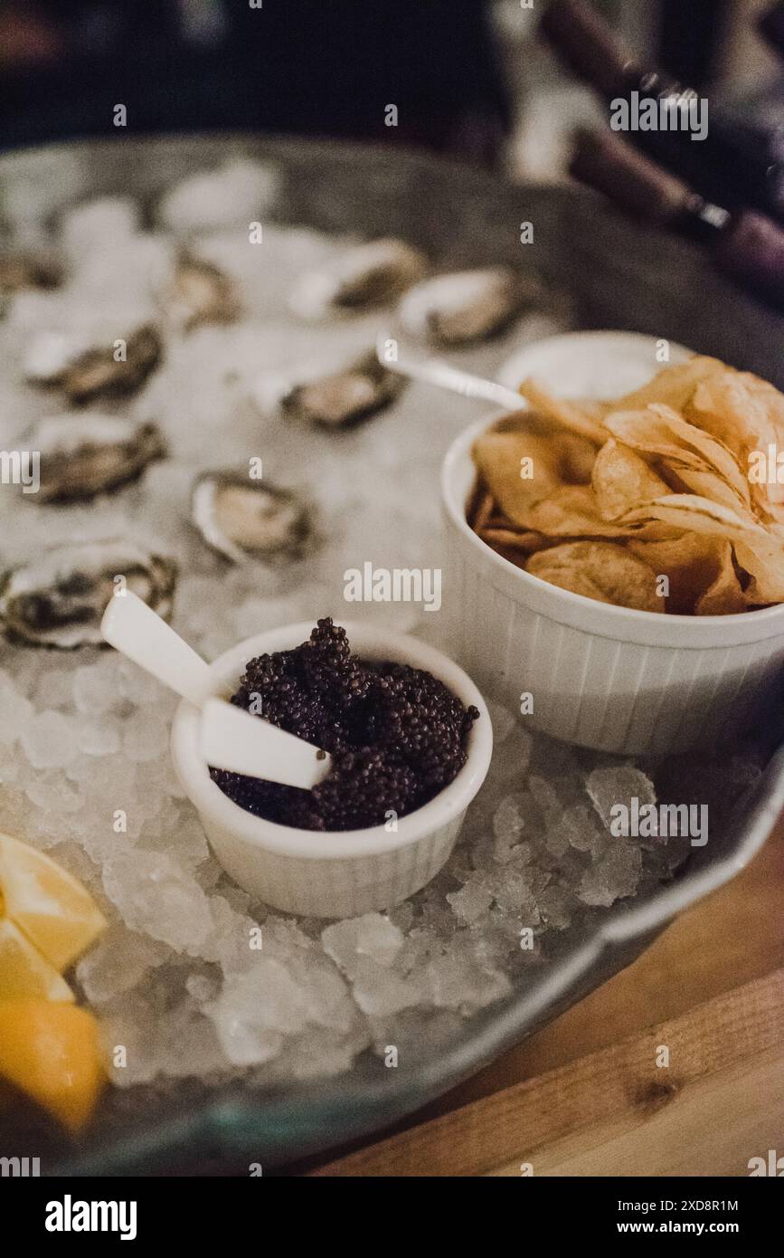 Kaviar, Chips und Austern auf Eis Stockfoto