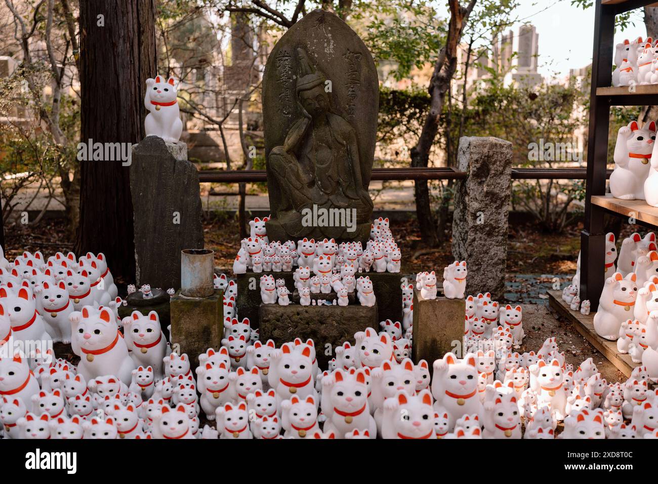 Maneki-Neko Figuren im Gotokuji Tempel Schrein, Tokio, Japan Stockfoto