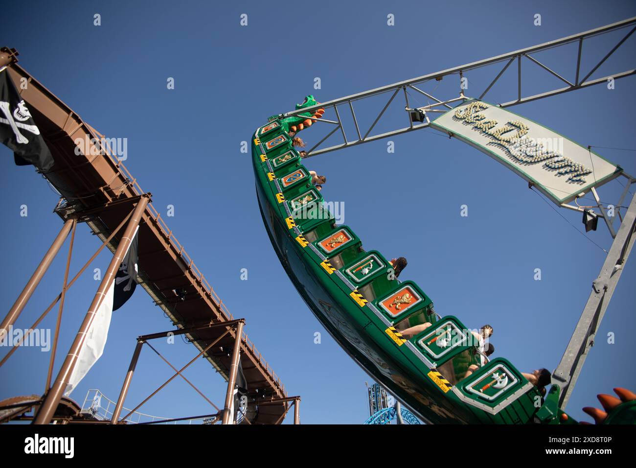 Sea Dragon Vergnügungsfahrt bei einem Karneval mit klarem blauem Himmel. Stockfoto