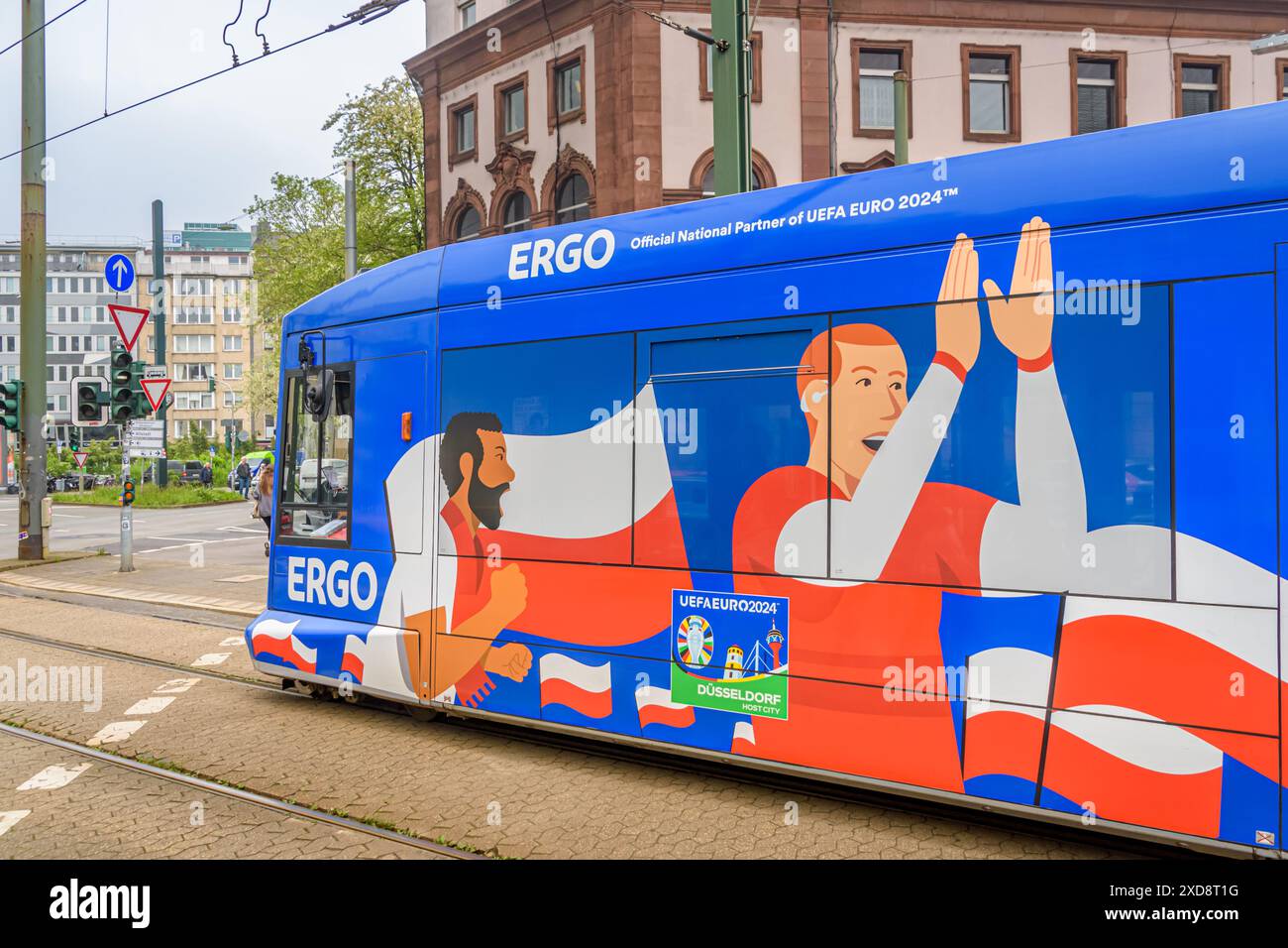 Düsseldorf, Deutschland - 8. Mai 2024: Euro 2024 Düsseldorf. Straßenbahnlinie Euro 2024 in Düsseldorf. Öffentlicher Nahverkehr während des europäischen Fußballs in Deutschland Stockfoto Düsseldorf, Deutschland - 8. Mai 2024: Euro 2024 Düsseldorf. Straßenbahnlinie Euro 2024 in Düsseldorf. Öffentlicher Nahverkehr während des europäischen Fußballs in Deutschland Stockfoto