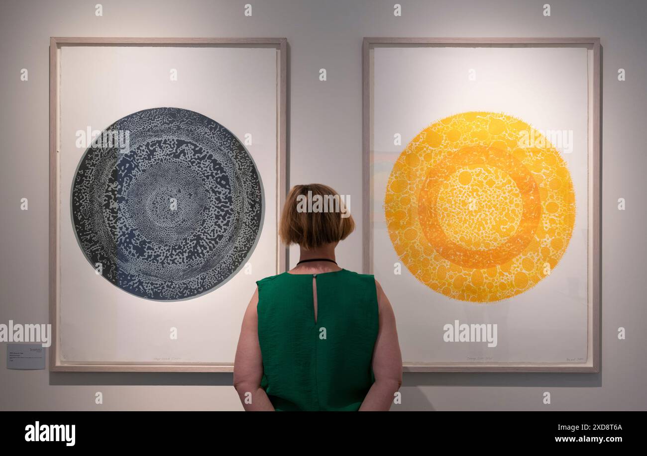 Shapero Modern, London, Großbritannien. Juni 2024. Where IT Takes Me, eine zeitgenössische Ausstellung (21. Juni bis 13. Juli) mit ausgewählten Drucken von Howard Jeffs, einem Mitglied der Royal Society of Painter-Printmakers. Mit Studios in Bath und Frankreich spiegelt seine Arbeit seinen experimentellen Ansatz in Themen und Techniken wider. Seine Druckerei ist stark von seiner Erfahrung mit der Herstellung von Gemälden beeinflusst. Er verwendet eine Drucktechnik, die als „Monotypen“ bezeichnet wird und manchmal als „malerischer Druck“ bezeichnet wird, eine Technik, die nur einen guten Eindruck von jeder vorbereiteten Platte und somit nicht Teil o erzeugt Stockfoto