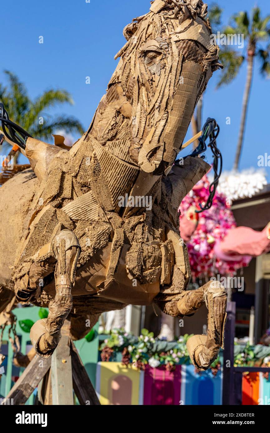 Die Sommersonnenfeier lädt das Santa Barbara Residence ein, an Workshops teilzunehmen, um zu lernen, wie Masken hergestellt, verkleidet und Wagen gebaut werden, und zwar für das Sommersonnenfest und die Parade 2024 beim Community Arts Workshop in Santa Barbara, KALIFORNIEN, am 20. Juni 2024. Das diesjährige Thema: Flights of Fancy! (Foto: Rod Rolle/SIPA USA) Credit: SIPA USA/Alamy Live News Stockfoto