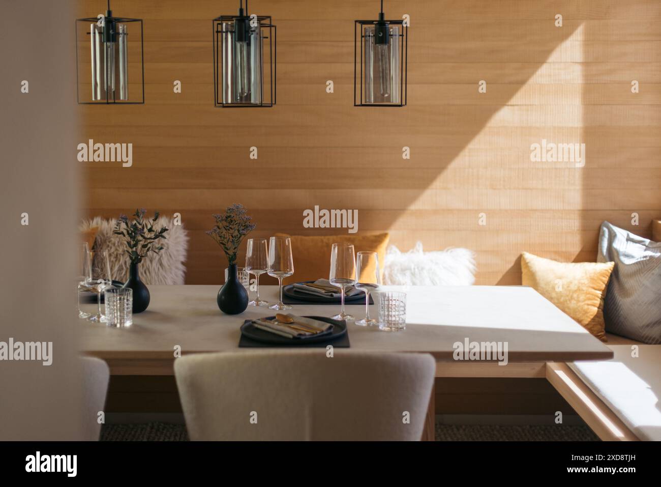 Moderner Essbereich mit stilvoller Tischeinrichtung und minimalistischer Einrichtung Stockfoto
