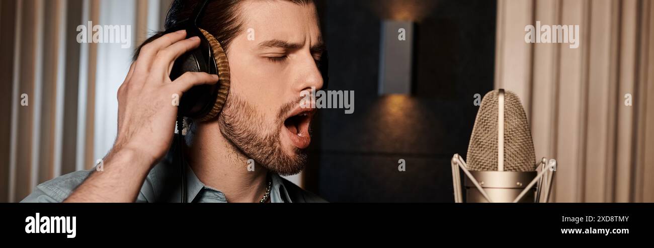 Ein Mann singt leidenschaftlich in ein Mikrofon während einer Musikbandprobe in einem Aufnahmestudio. Stockfoto