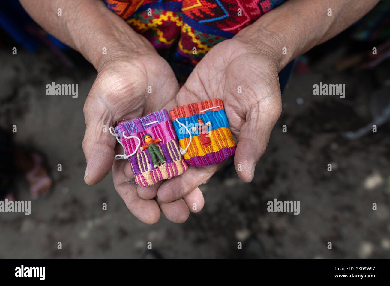 Hände mit Kunsthandwerk und Schmerzmitteln oder Quitapenas Stockfoto