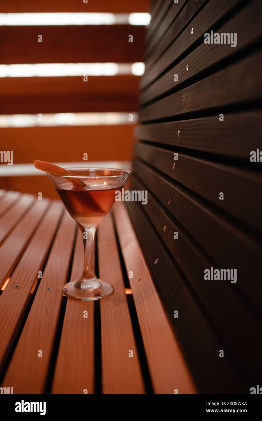 Martini-Cocktail auf Holzbank. Stockfoto