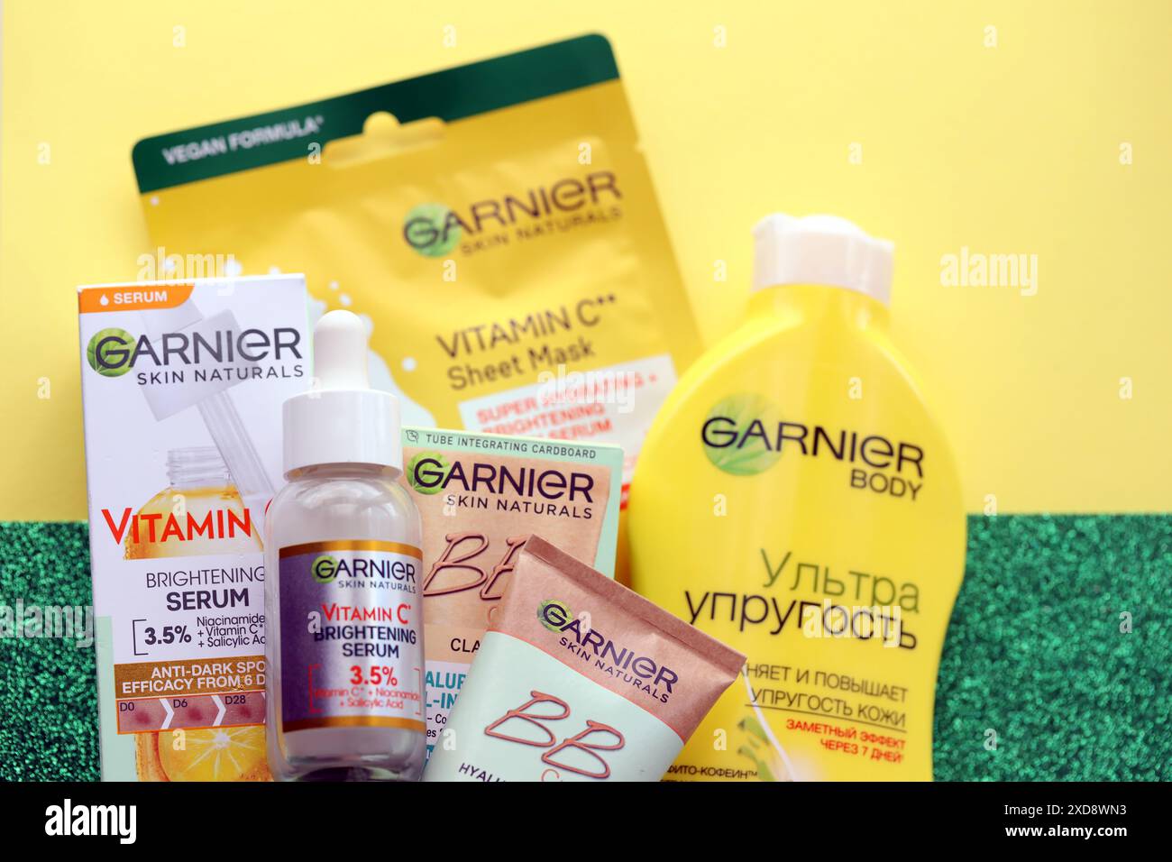 KIEW, UKRAINE - 20. APRIL 2024 Garnier Produktion mit Firmenlogo Nahaufnahme. Garnier ist eine Kosmetikmarke des französischen Kosmetikunternehmens L'Oreal Stockfoto