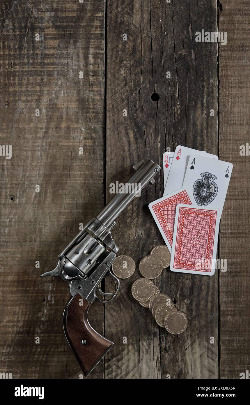 Wild West Poker Stillleben. Sechs Waffenkarten und Münzen. Stockfoto