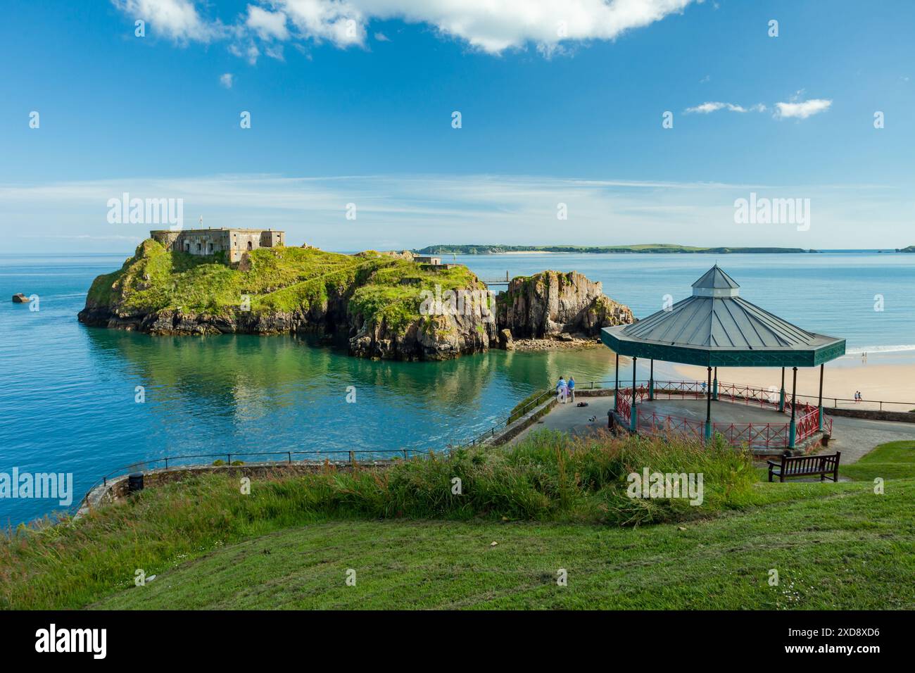 Bandstand auf Castle Hill in Tenby, Pembrokeshire, Wales. St. Catherine's Island und Fort in der mittleren Entfernung. Stockfoto