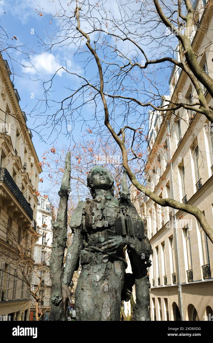 Die Statue von Mihai Eminescu in Paris, ein Denkmal aus Bronze des Bildhauers Ion Vlad in der Rue des Ecoles im Quartier Latin, Paris, Frankreich. Stockfoto